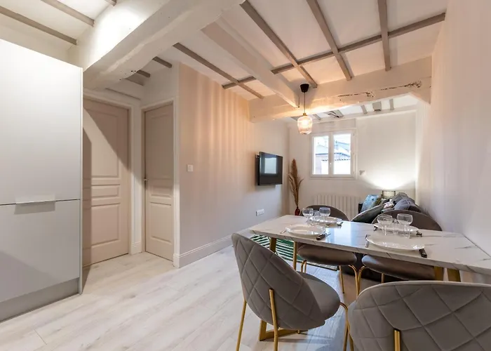 Апартаменти Caron - De Gamme Avec Hyper Centre *